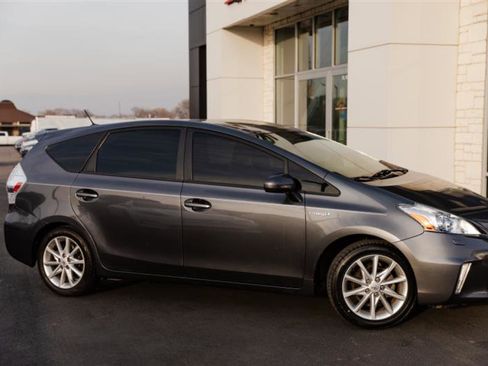 Used 2013 Toyota Prius V Five image 2