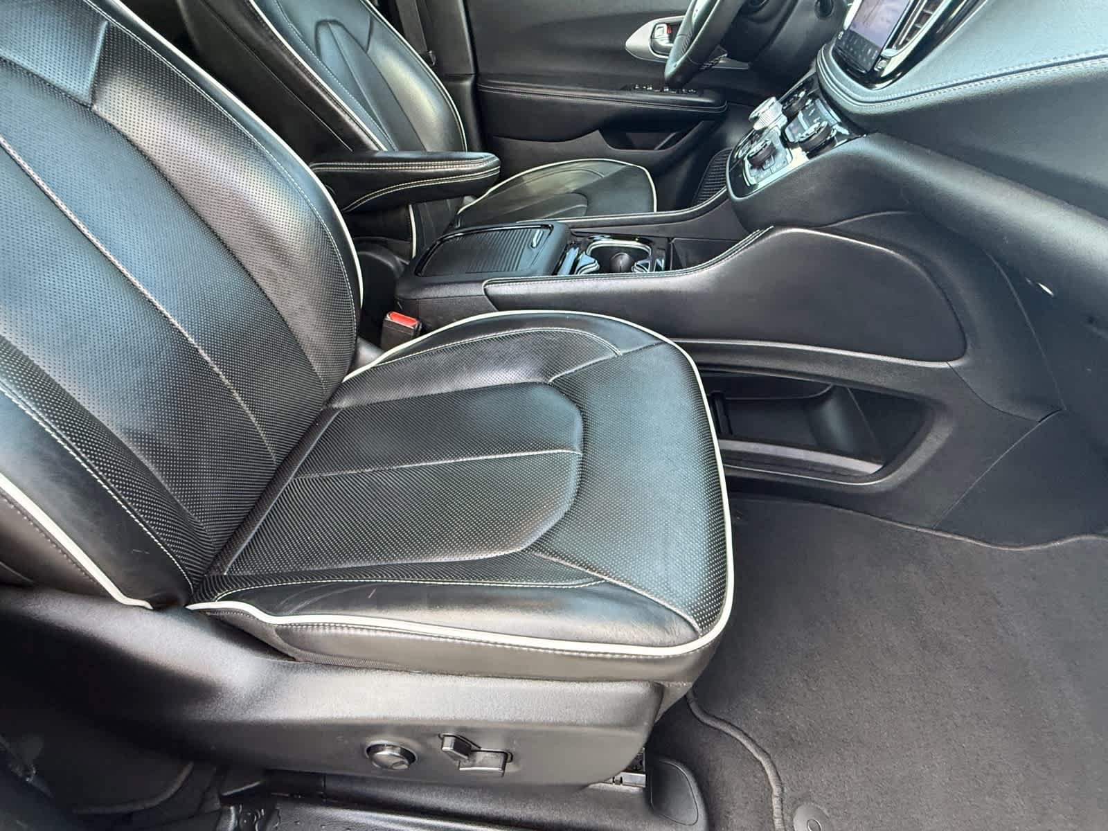 Used 2025 Chrysler Pacifica Limited FWD image 10