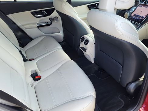 Used 2024 Mercedes-Benz GLC 300 4MATIC image 11