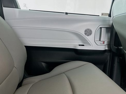 Used 2026 Toyota Sienna XLE FWD image 27