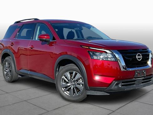 Used 2025 Nissan Pathfinder SV image 2