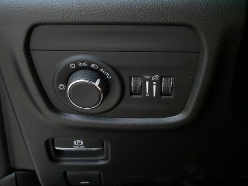 Used 2023 Jeep Grand Cherokee Altitude AWD/4WD image 27