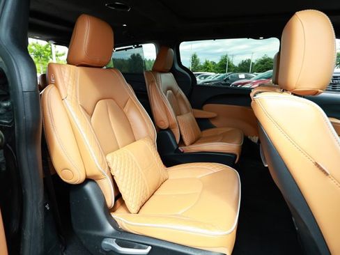 Used 2022 Chrysler Pacifica Pinnacle FWD image 31