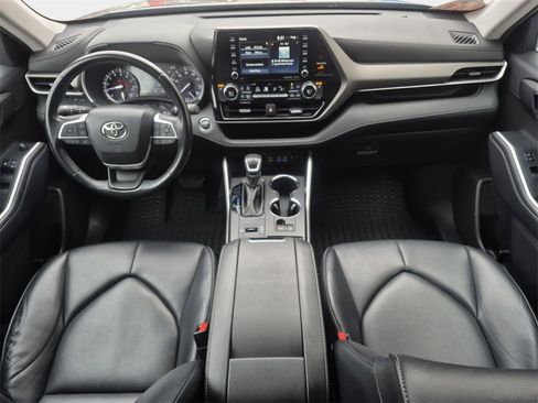 Used 2022 Toyota Highlander XLE image 15