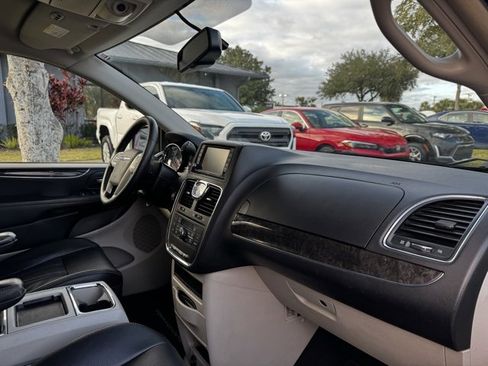 Used 2015 Chrysler Town & Country Touring w/ Driver Convenience Group image 12