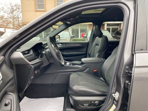 New 2025 Jeep Grand Cherokee Altitude image 24