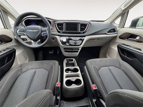 Used 2023 Chrysler Voyager LX image 10