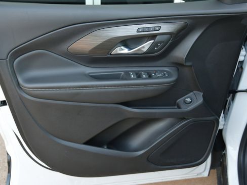 Used 2024 GMC Terrain SLT image 11