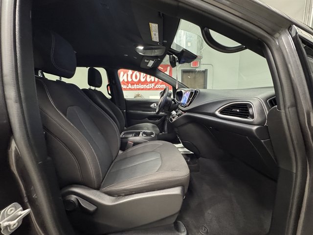 Used 2022 Chrysler Pacifica Touring AWD/4WD image 11