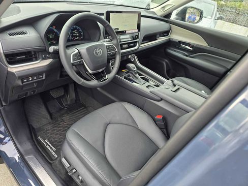 Used 2025 Toyota Grand Highlander Limited image 26