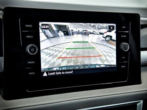 Used 2025 Volkswagen Taos SE w/ Panoramic Sunroof Package image 12