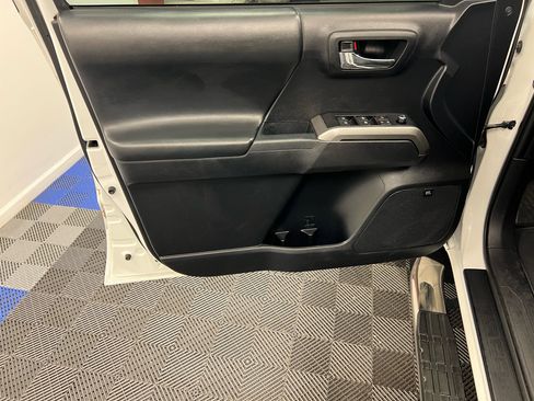 Used 2018 Toyota Tacoma Limited image 5
