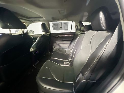 Used 2023 Toyota Highlander FWD image 23
