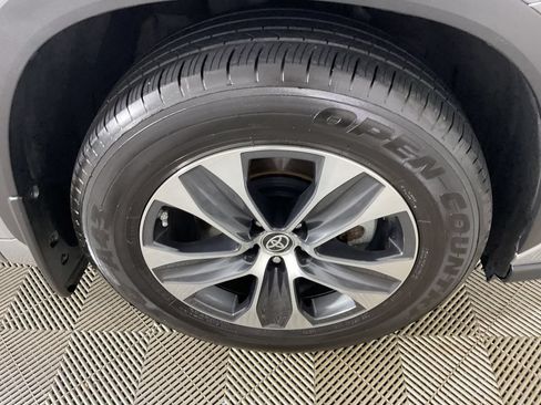 Used 2023 Toyota Highlander XLE AWD/4WD image 11