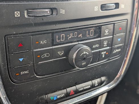 Used 2016 Chrysler Town & Country Touring FWD image 12