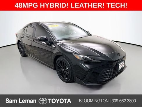 Used 2025 Toyota Camry SE image 1