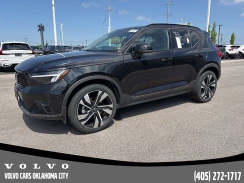 Used 2025 Volvo XC40 B5 Plus image 1
