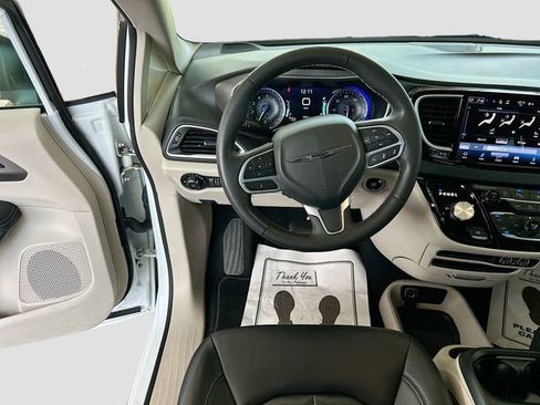 Used 2023 Chrysler Pacifica Touring-L FWD image 18