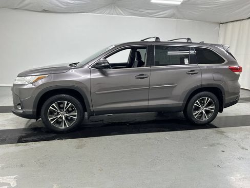 Used 2019 Toyota Highlander Plus AWD/4WD image 6