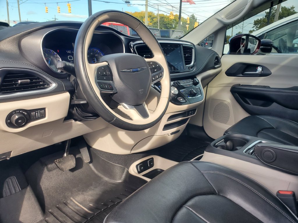 Used 2020 Chrysler Pacifica Limited w/ Tire & Wheel Group FWD image 8