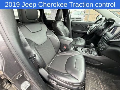 Used 2019 Jeep Cherokee Latitude Plus AWD/4WD image 16