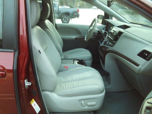 Used 2017 Toyota Sienna XLE w/ XLE Navigation Package FWD image 17