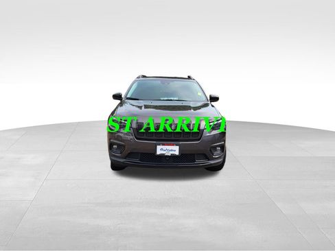 Used 2023 Jeep Cherokee Altitude Lux AWD/4WD image 2