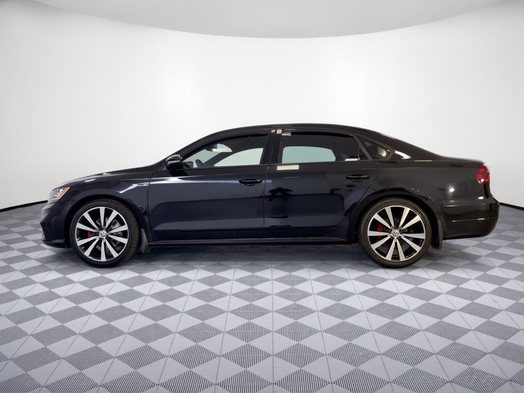 Used 2018 Volkswagen Passat 3.6 FWD image 2