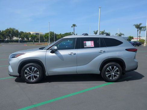 Used 2022 Toyota Highlander XLE image 9
