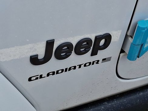 Used 2024 Jeep Gladiator Sport AWD/4WD image 10