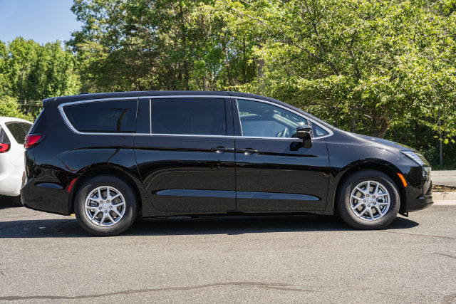 New 2027 Chrysler Pacifica Select w/ Family Tech Group FWD image 7