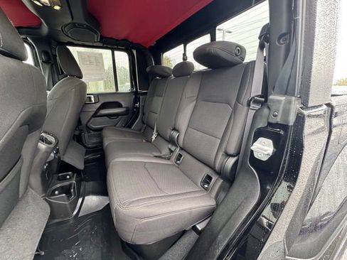 Used 2022 Jeep Gladiator Overland w/ Cold Weather Group image 19