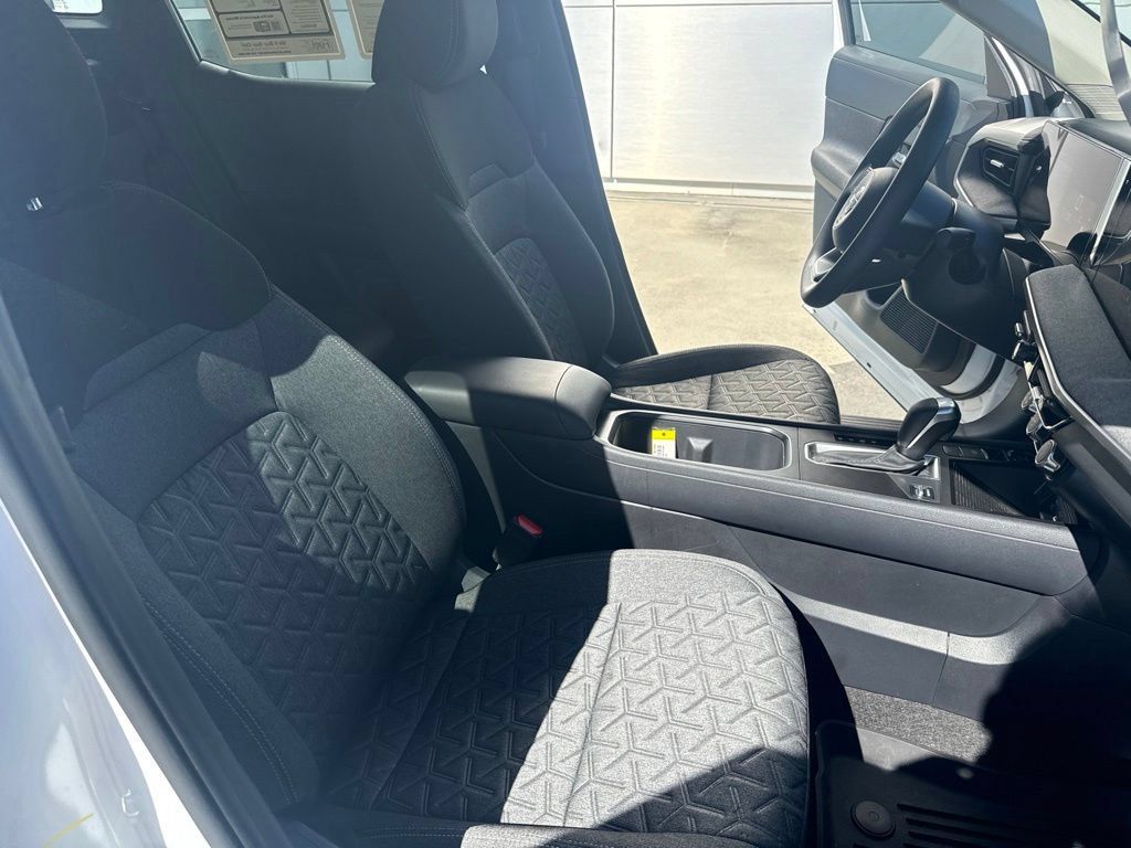 Used 2025 Nissan Kicks SV w/ SV Premium Package FWD image 33