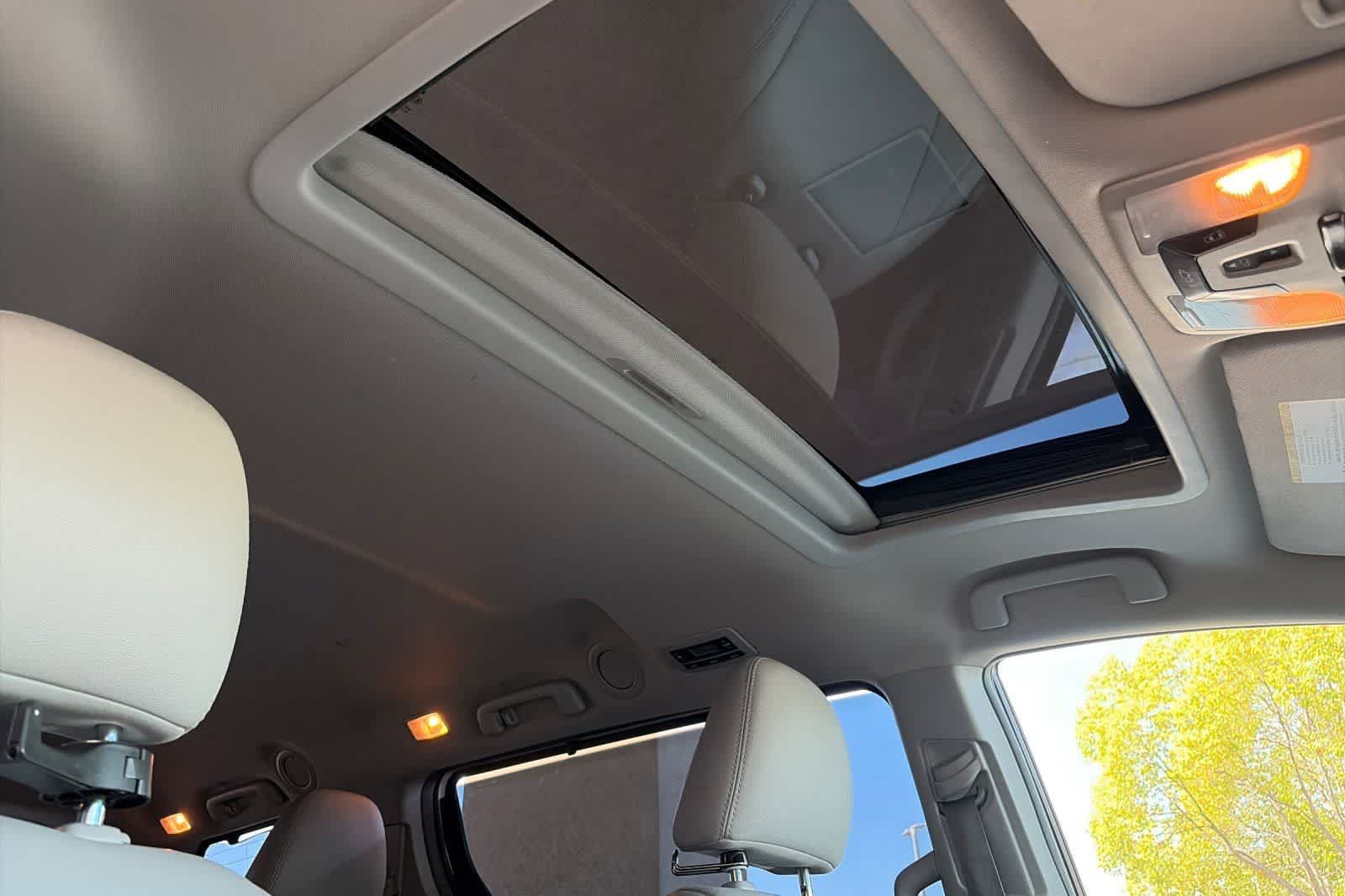 Used 2016 Toyota Sienna XLE w/ XLE Navigation Package FWD image 18