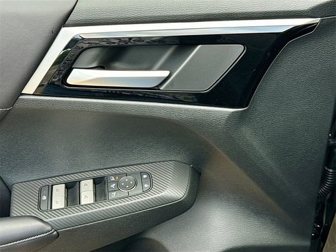 New 2025 Mitsubishi Outlander SE image 18