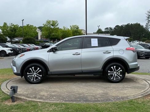 Used 2018 Toyota RAV4 LE FWD image 4