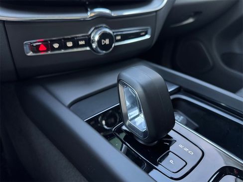 Certified 2023 Volvo XC60 B5 Core image 16