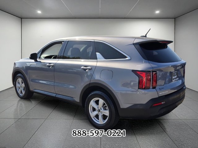 Used 2023 Kia Sorento LX FWD image 3