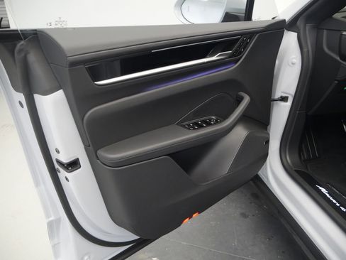 New 2026 Porsche Macan 4 Electric AWD/4WD image 17