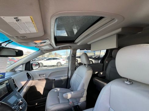 Used 2017 Toyota Sienna XLE image 19