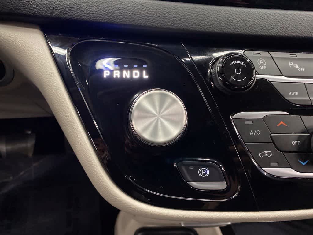 Used 2023 Chrysler Pacifica Touring-L FWD image 25