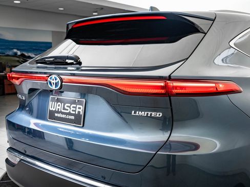 Used 2023 Toyota Venza Limited image 16