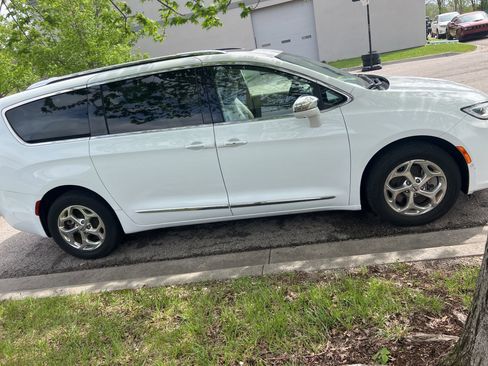 Used 2021 Chrysler Pacifica Limited w/ Premium & Safety Sphere Group image 4