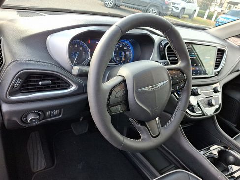 Used 2025 Chrysler Pacifica Limited image 25