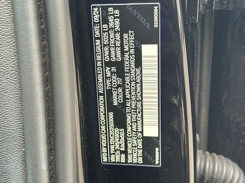 Used 2025 Volvo XC40 B5 Plus image 30