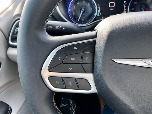Used 2024 Chrysler Pacifica Touring-L FWD image 18