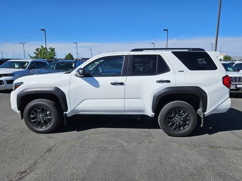 Used 2025 Toyota 4Runner SR5 AWD/4WD image 9