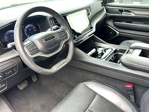 Used 2024 Jeep Wagoneer L Series II image 12