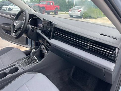Used 2025 Volkswagen Jetta SE FWD image 32