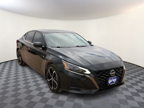 Used 2023 Nissan Altima 2.5 SR w/ SR Premium Package image 6